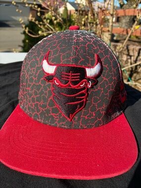Chicago Bulls Cracked Pattern Snapback Hat - Red & Black